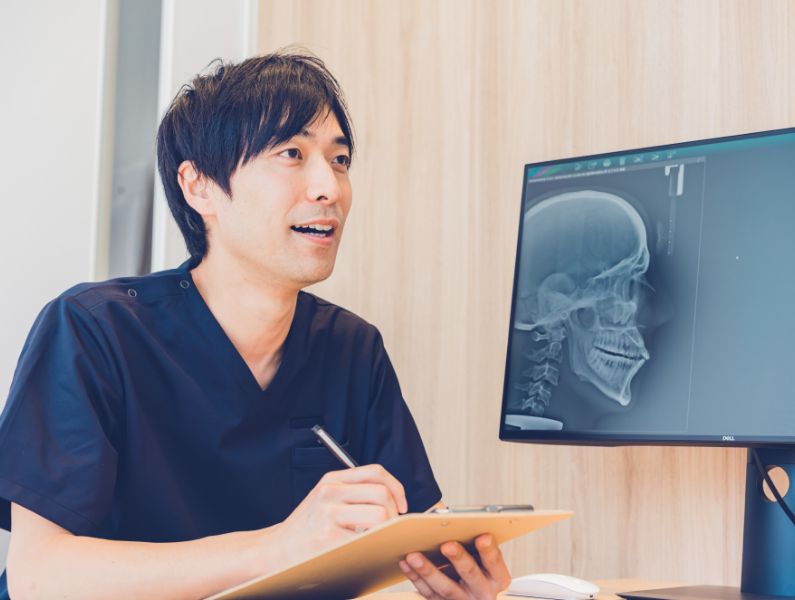 日本口腔インプラント学会および国際認定医をもつ歯科医師